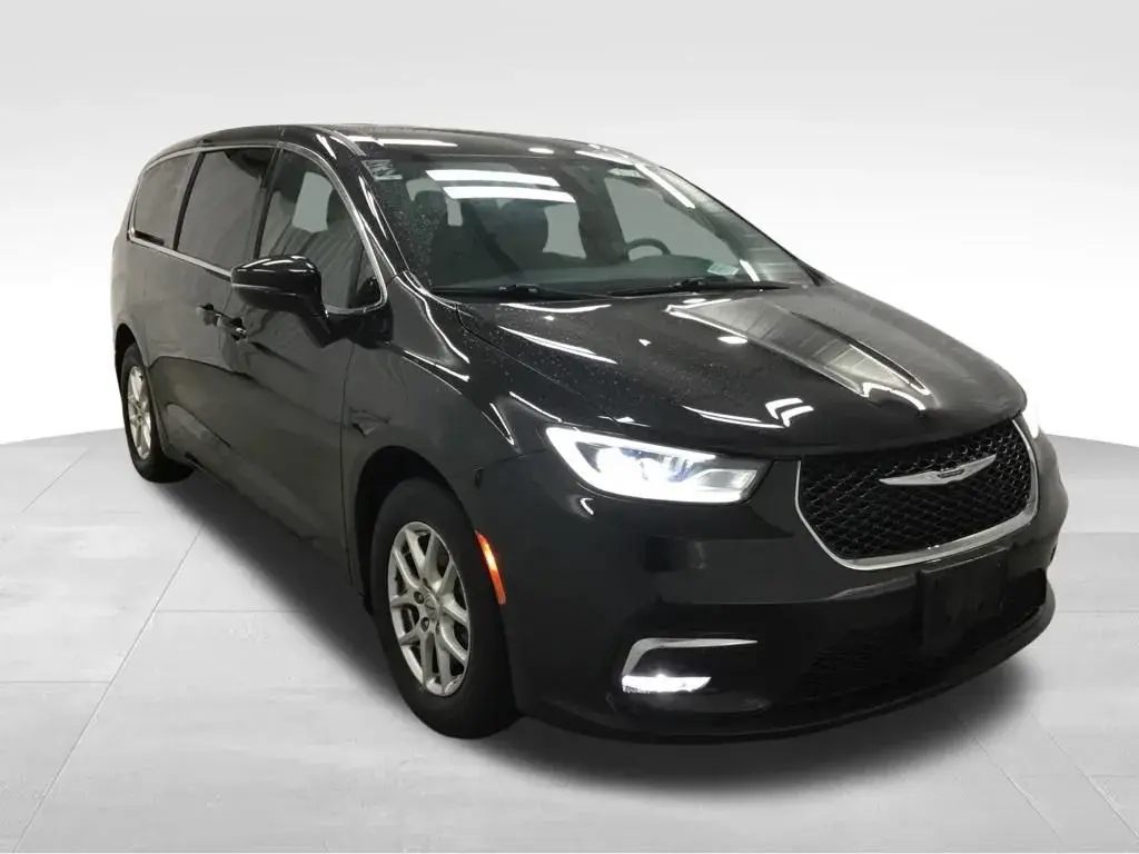 2024 Chrysler Pacifica Touring photo 3