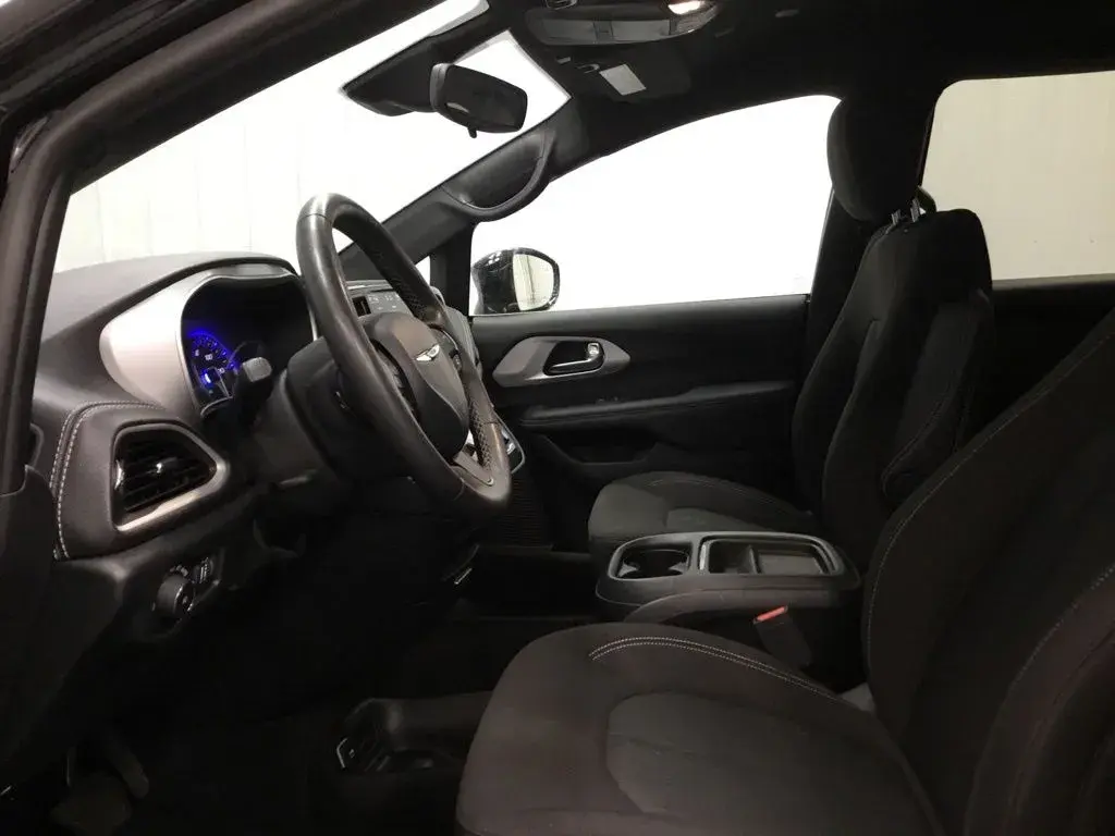 2024 Chrysler Pacifica Touring photo 5