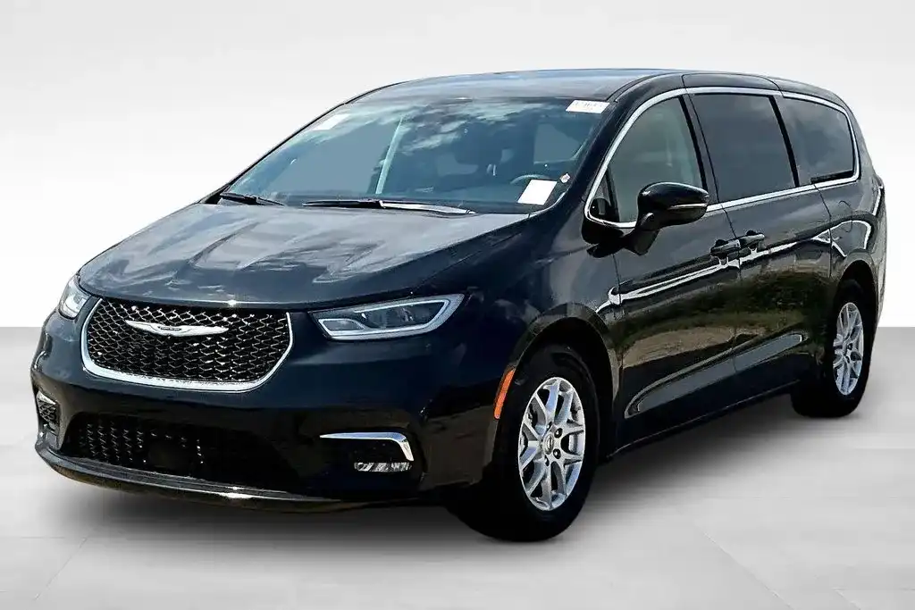 2023 Chrysler Pacifica Touring L's photo