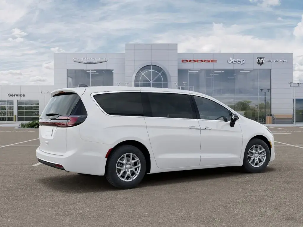 2027 Chrysler Pacifica Select photo 4