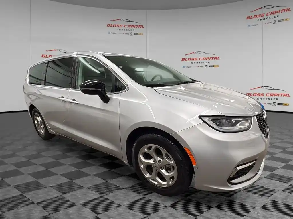 2024 Chrysler Pacifica Limited's photo