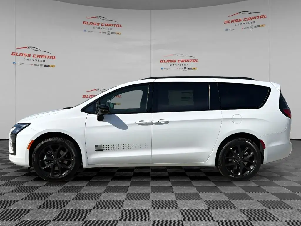 2027 Chrysler Pacifica Select AWD photo 4