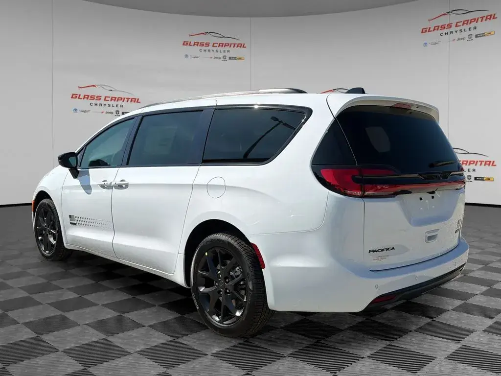 2027 Chrysler Pacifica Select AWD photo 5
