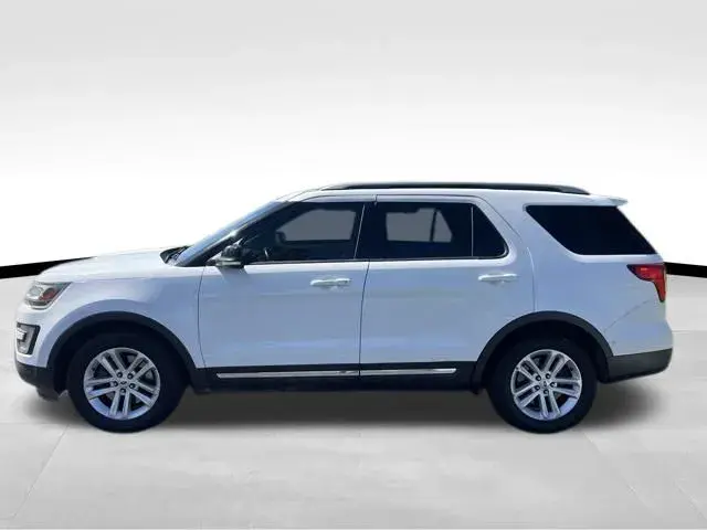 2017 Ford Explorer XLT FWD photo 4