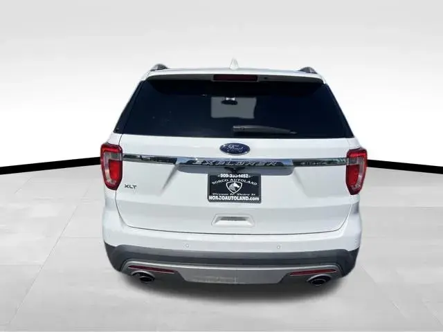 2017 Ford Explorer XLT FWD photo 5