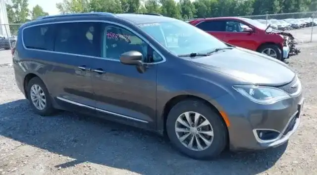 2018 Chrysler Pacifica Touring L's photo