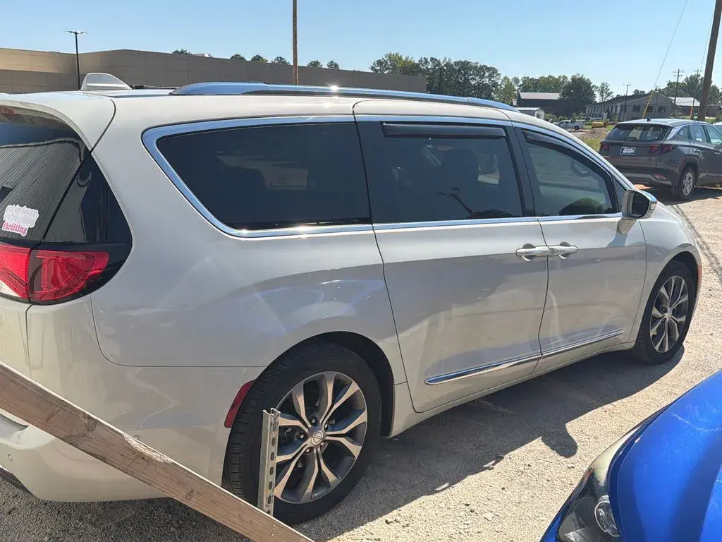 2017 Chrysler Pacifica Limited photo 5