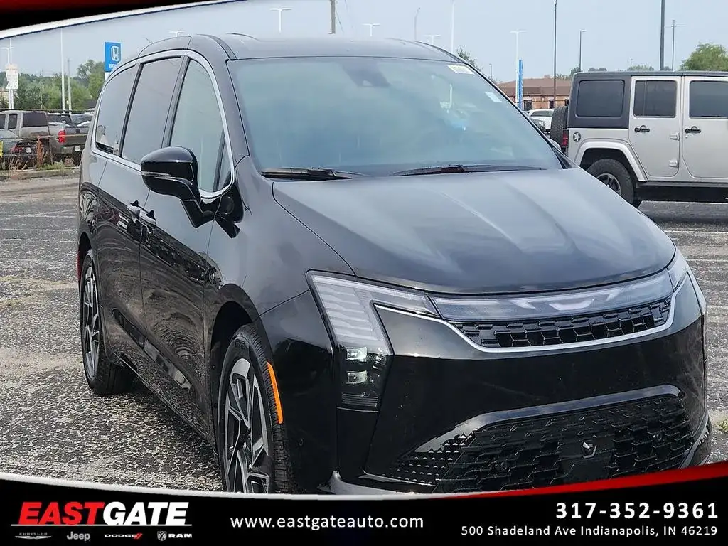 2027 Chrysler Pacifica Limited's photo