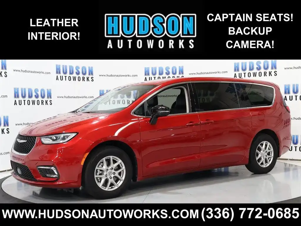 2024 Chrysler Pacifica Touring L's photo