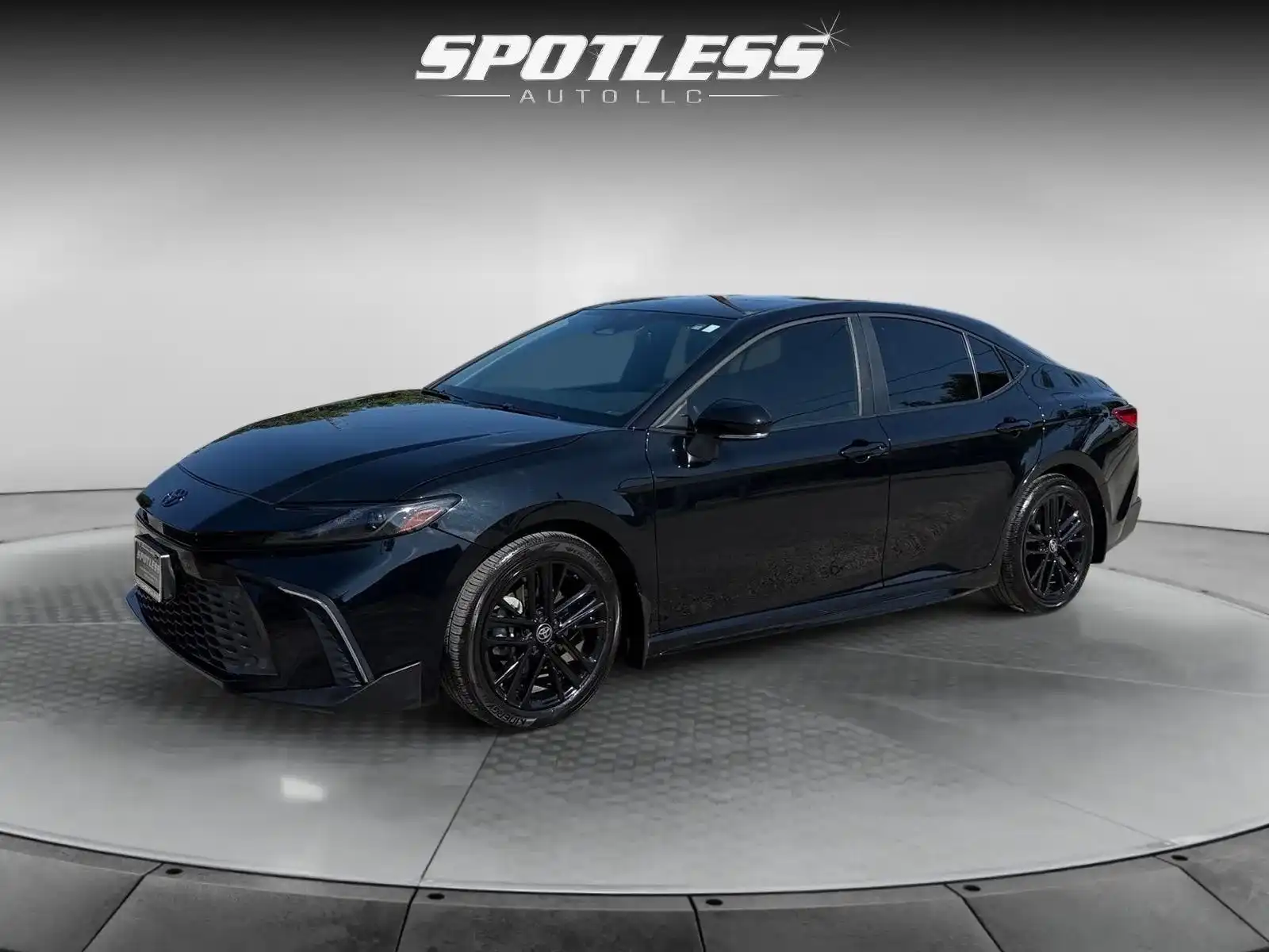 2025 Toyota Camry SE Hybrid's photo