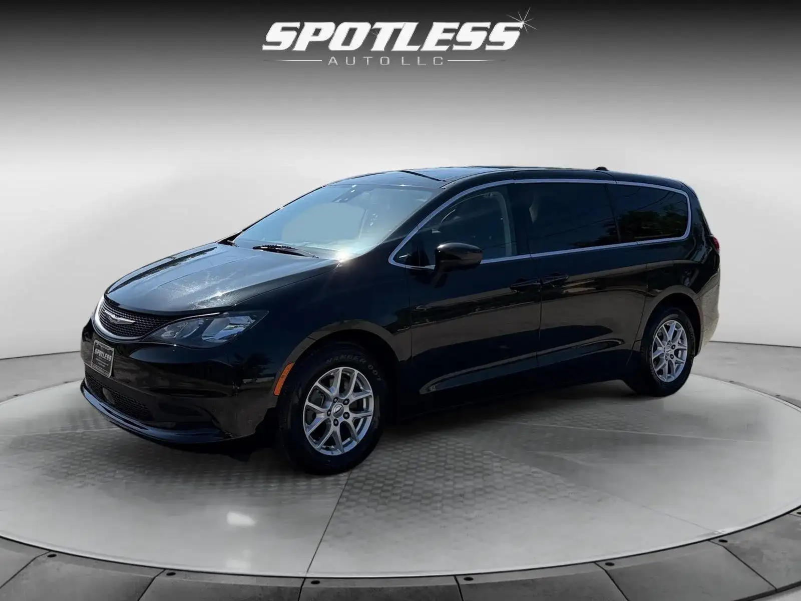 2022 Chrysler Voyager LX's photo