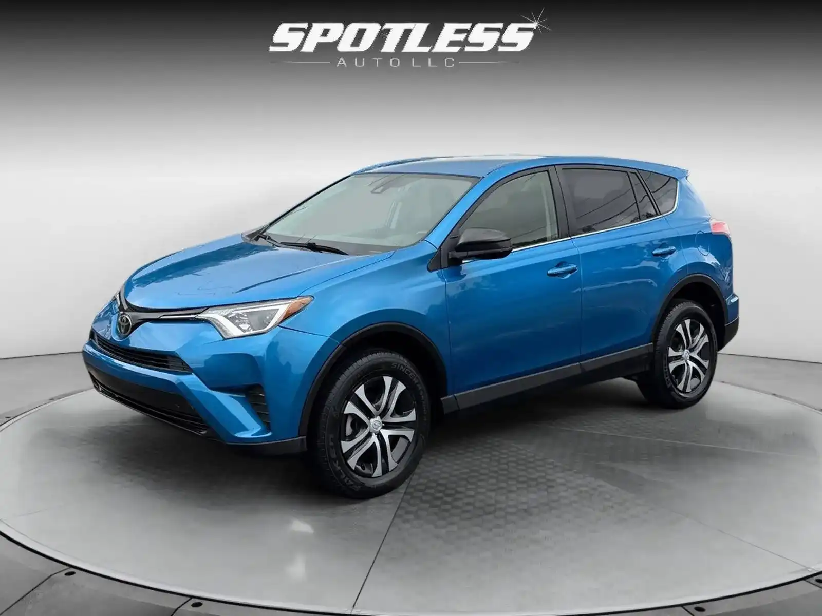 2018 Toyota RAV4 LE's photo