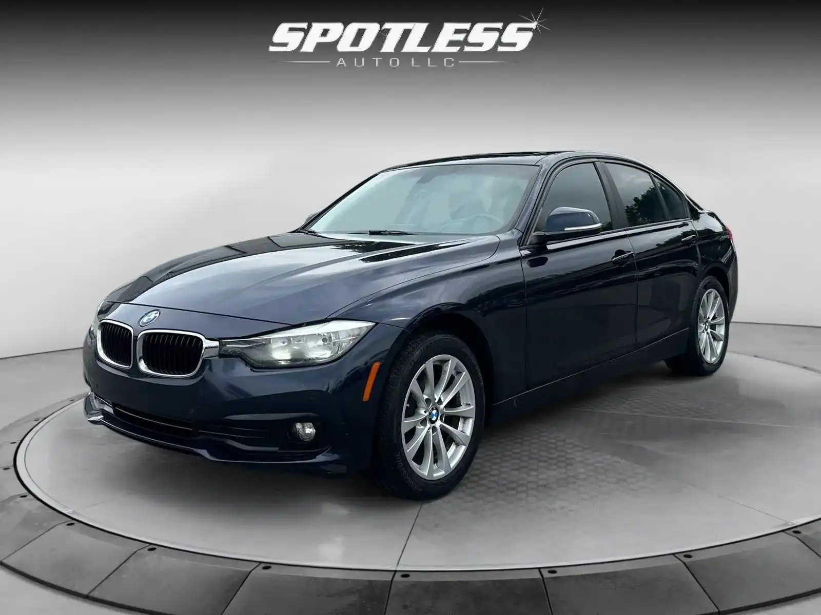 2017 BMW 3 Series 320i Sedan's photo