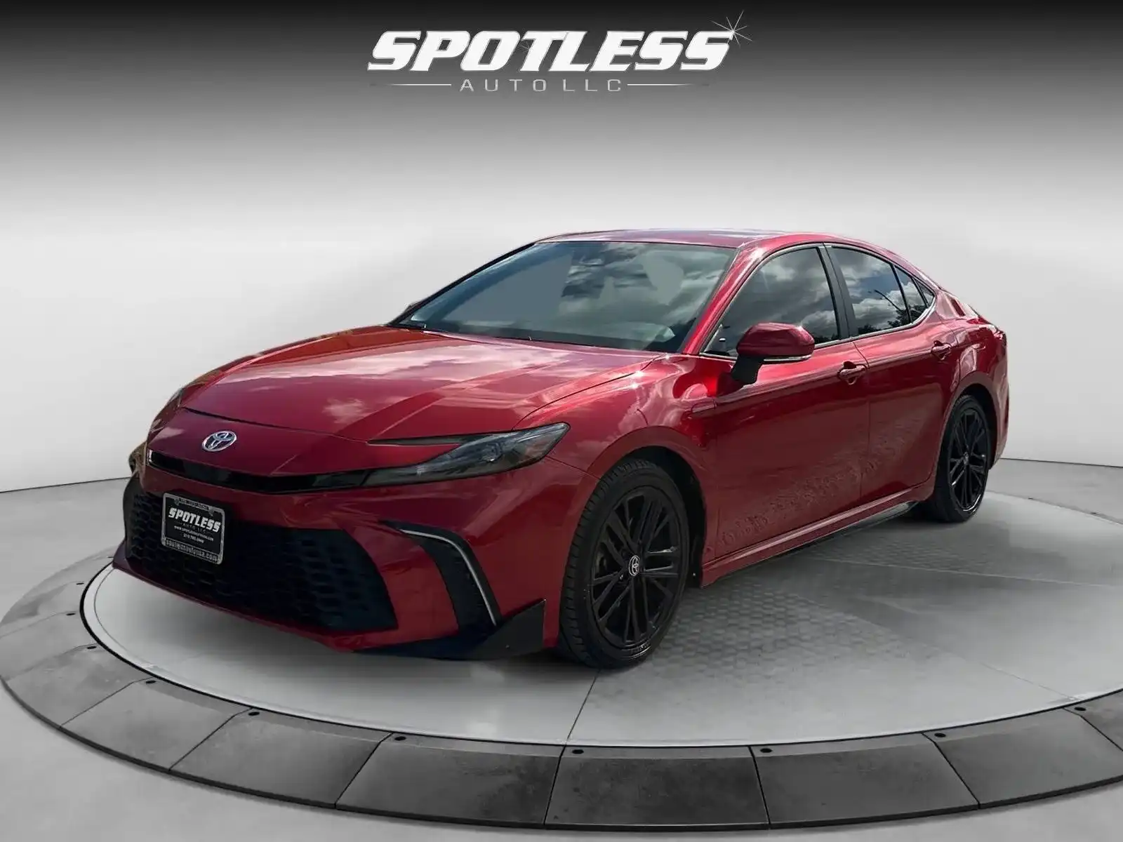 2025 Toyota Camry SE Hybrid's photo