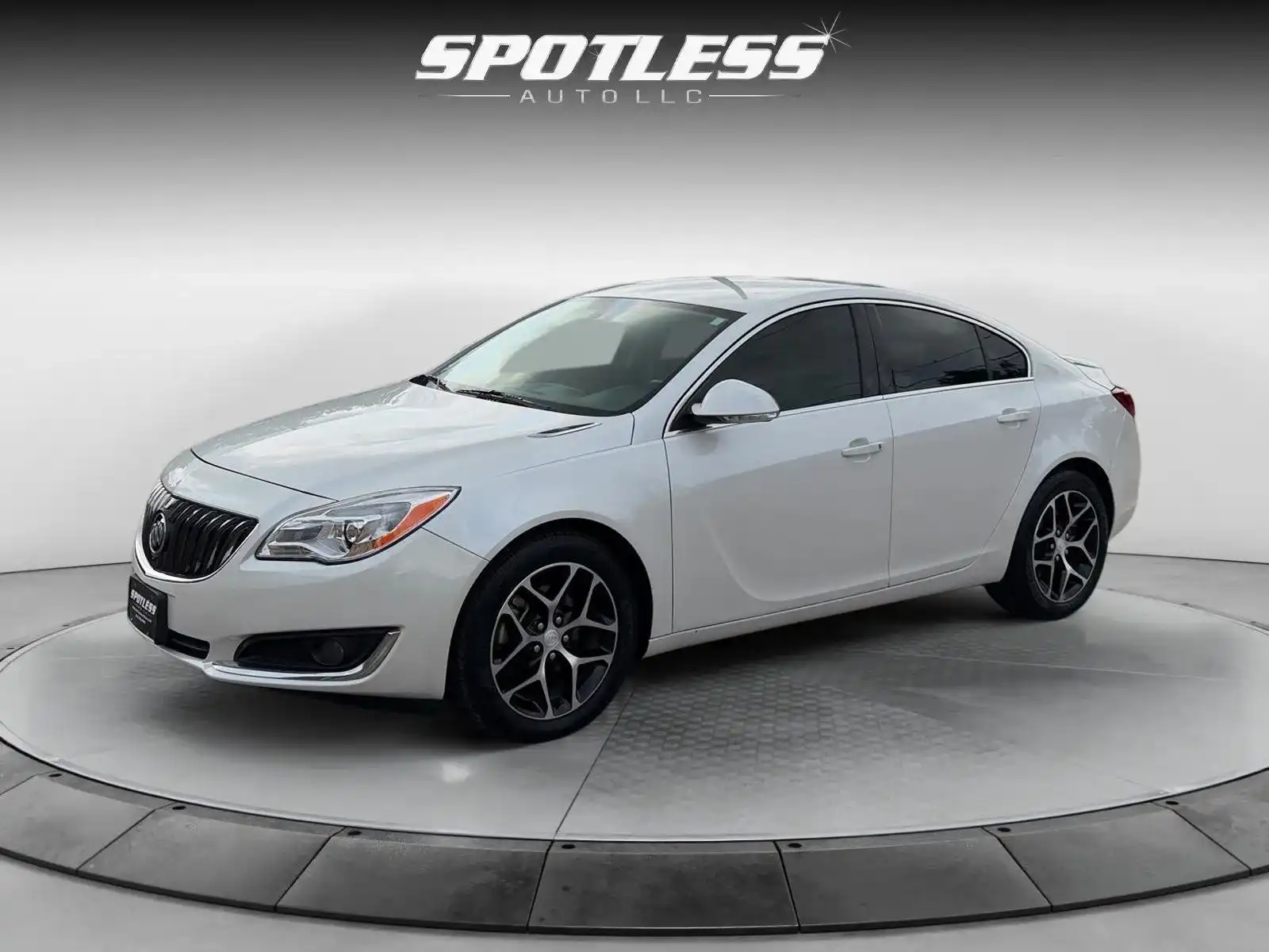 2017 Buick Regal Sport Touring's photo