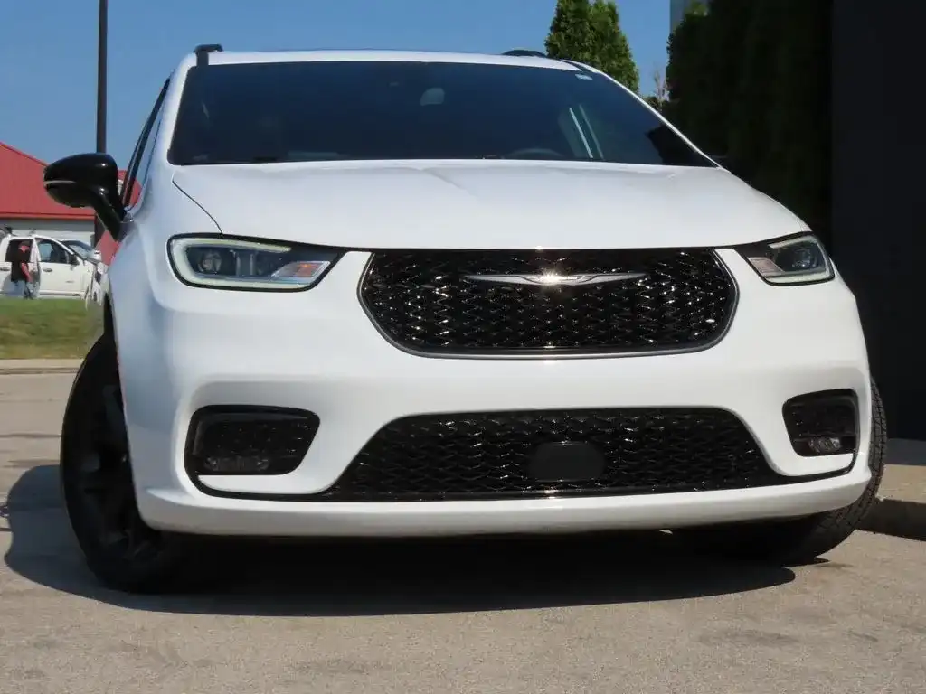2025 Chrysler Pacifica Limited's photo