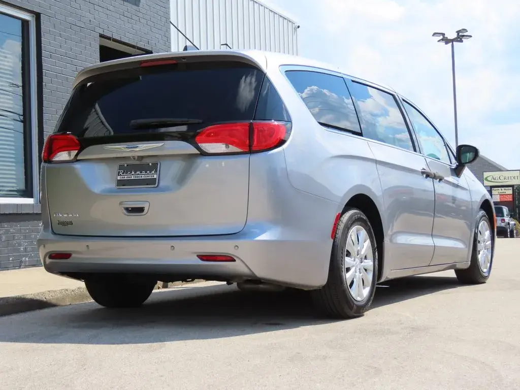 2018 Chrysler Pacifica L photo 4