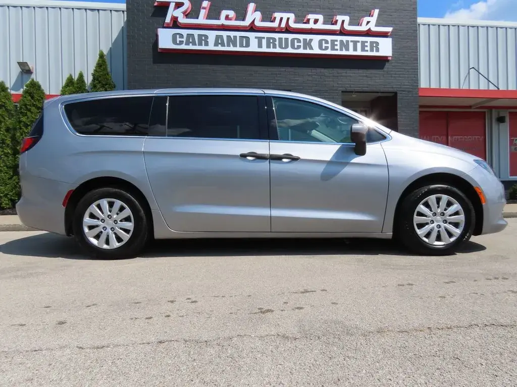 2018 Chrysler Pacifica L photo 3