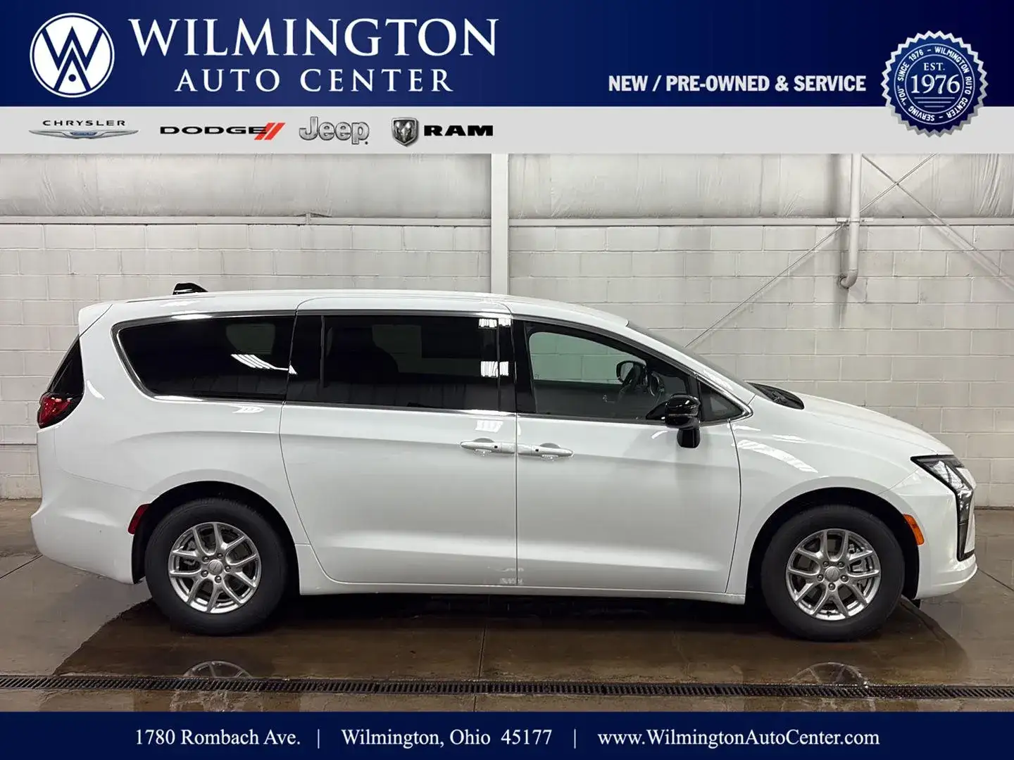 2027 Chrysler Pacifica Select photo 1
