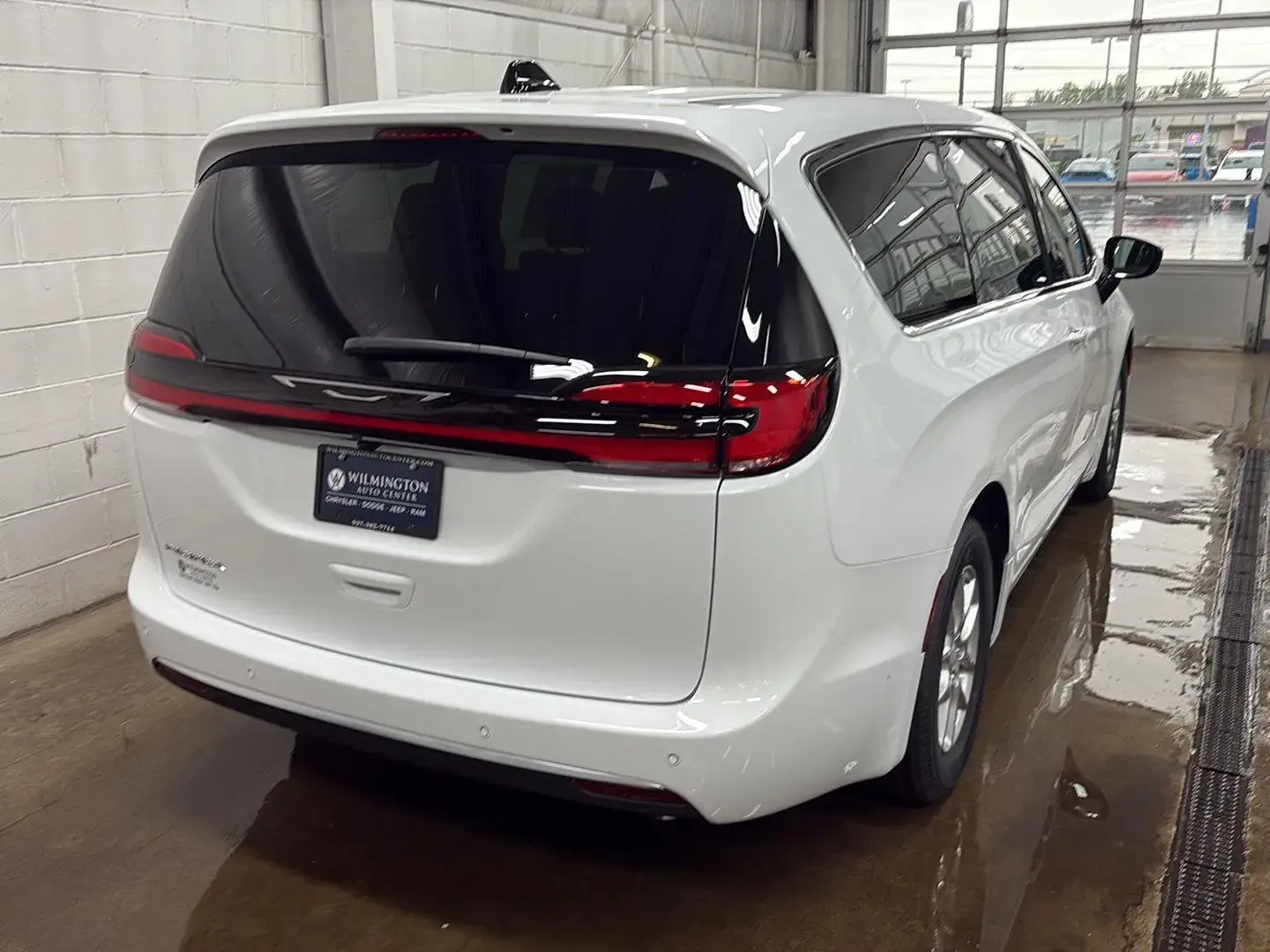 2027 Chrysler Pacifica Select photo 3
