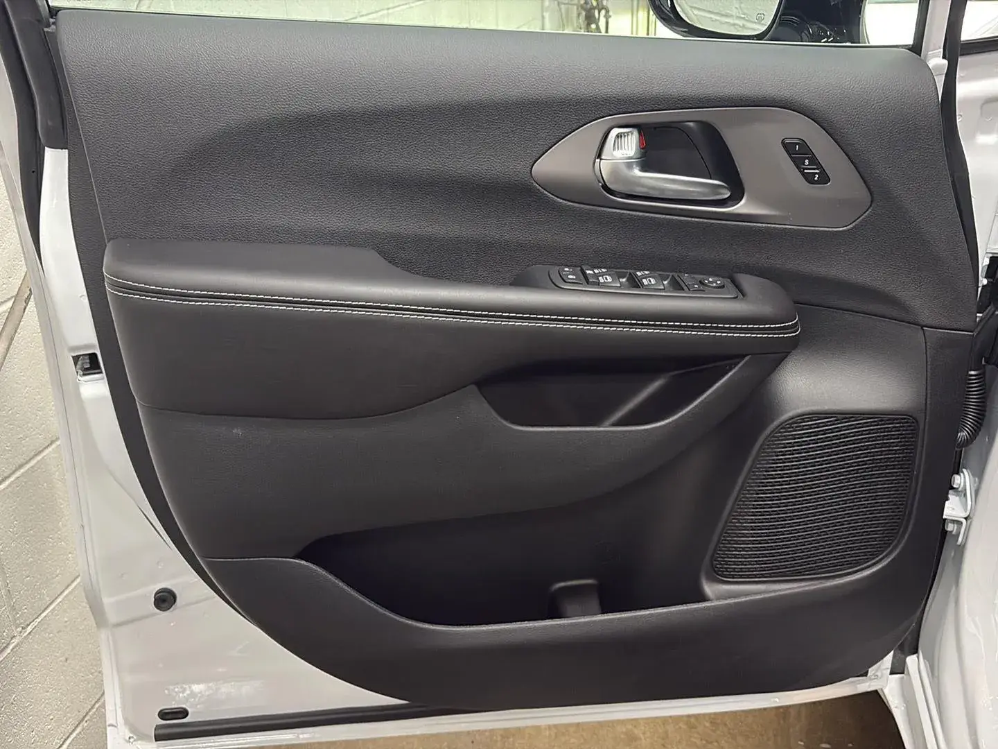 2027 Chrysler Pacifica Select photo 4