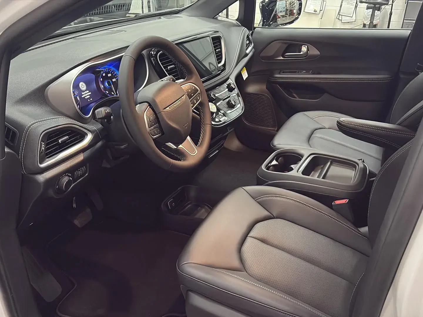 2027 Chrysler Pacifica Select photo 5