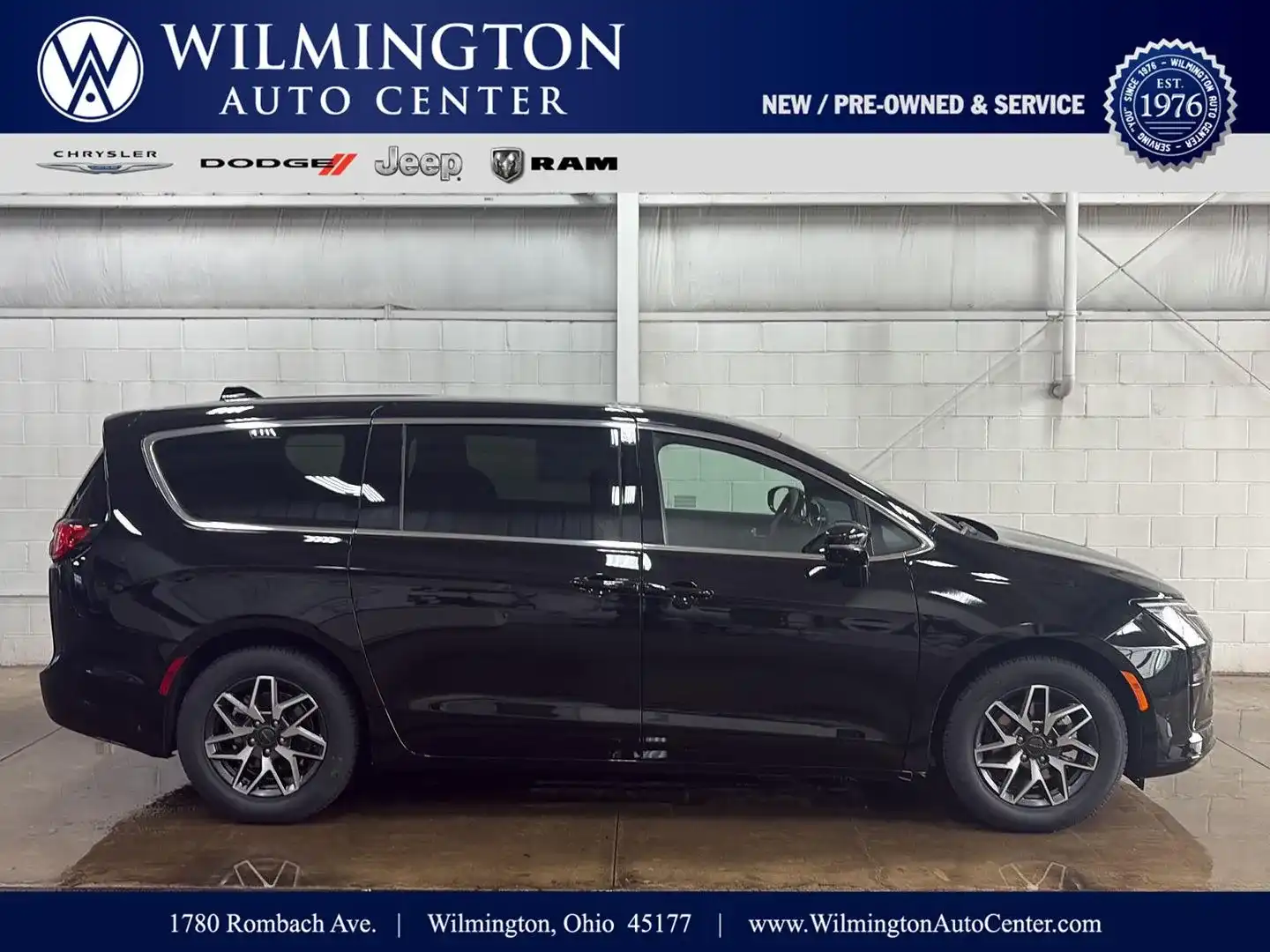 2027 Chrysler Pacifica Limited's photo