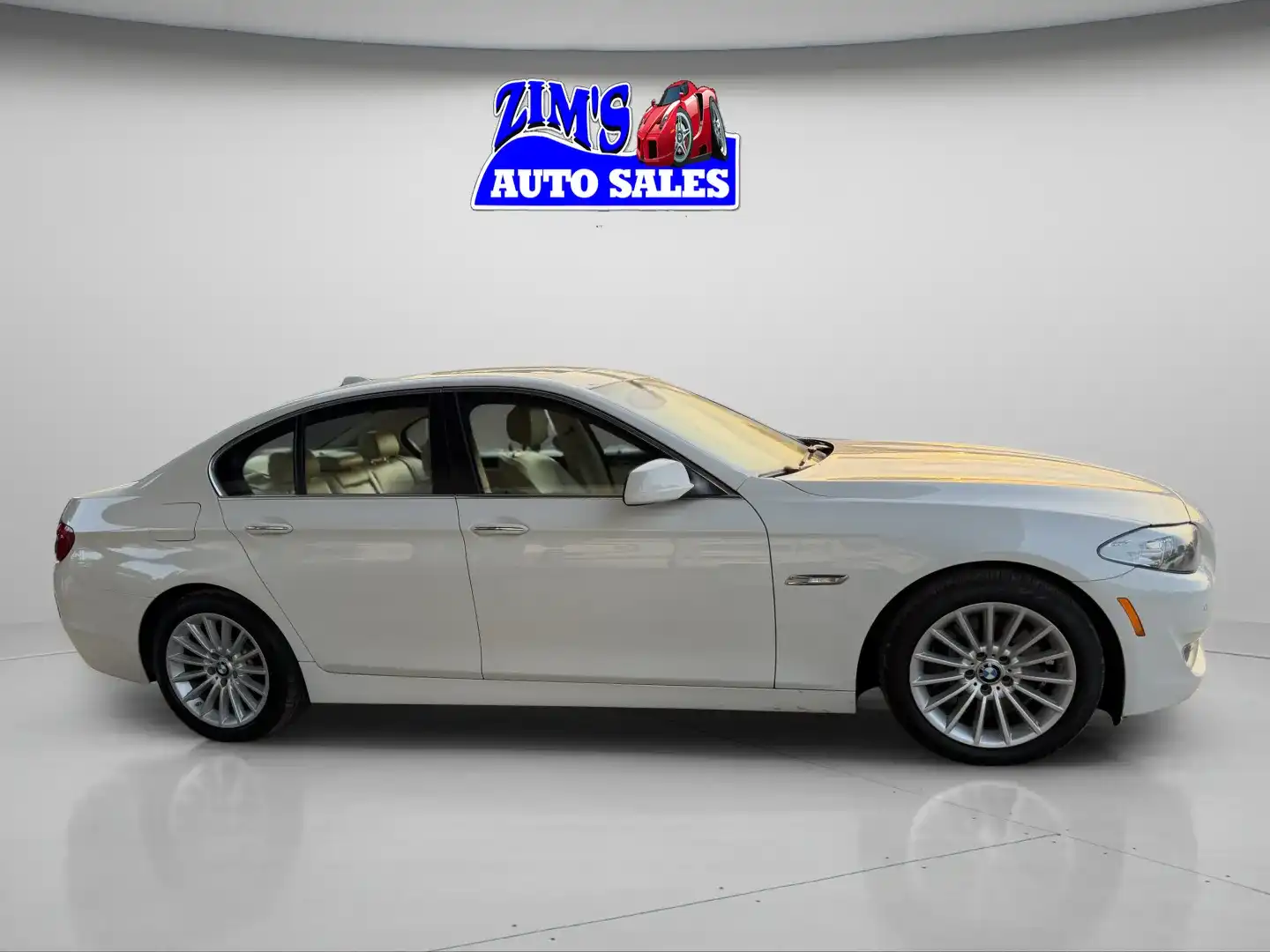 2013 BMW 5 Series 535i xDrive Sedan's photo