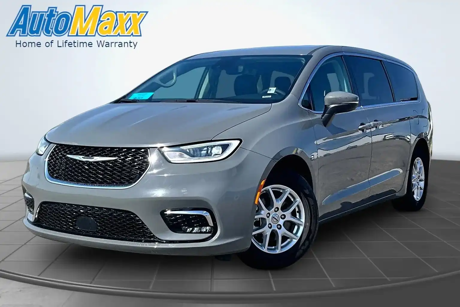 2023 Chrysler Pacifica Touring L's photo