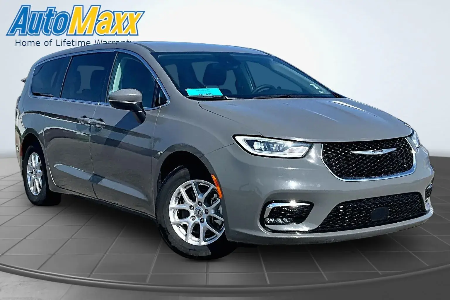 2023 Chrysler Pacifica Touring L photo 3