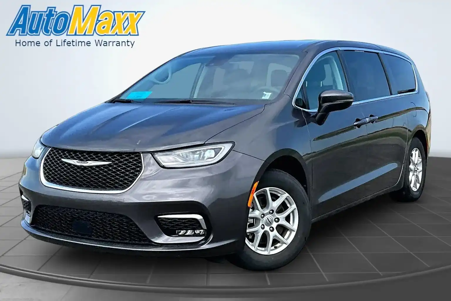 2023 Chrysler Pacifica Touring L's photo
