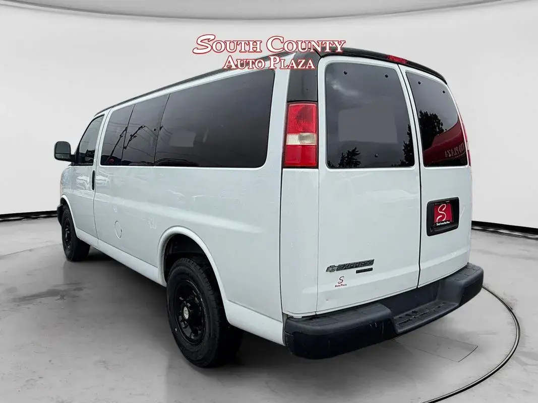 2013 Chevrolet Express 2500 LS photo 3