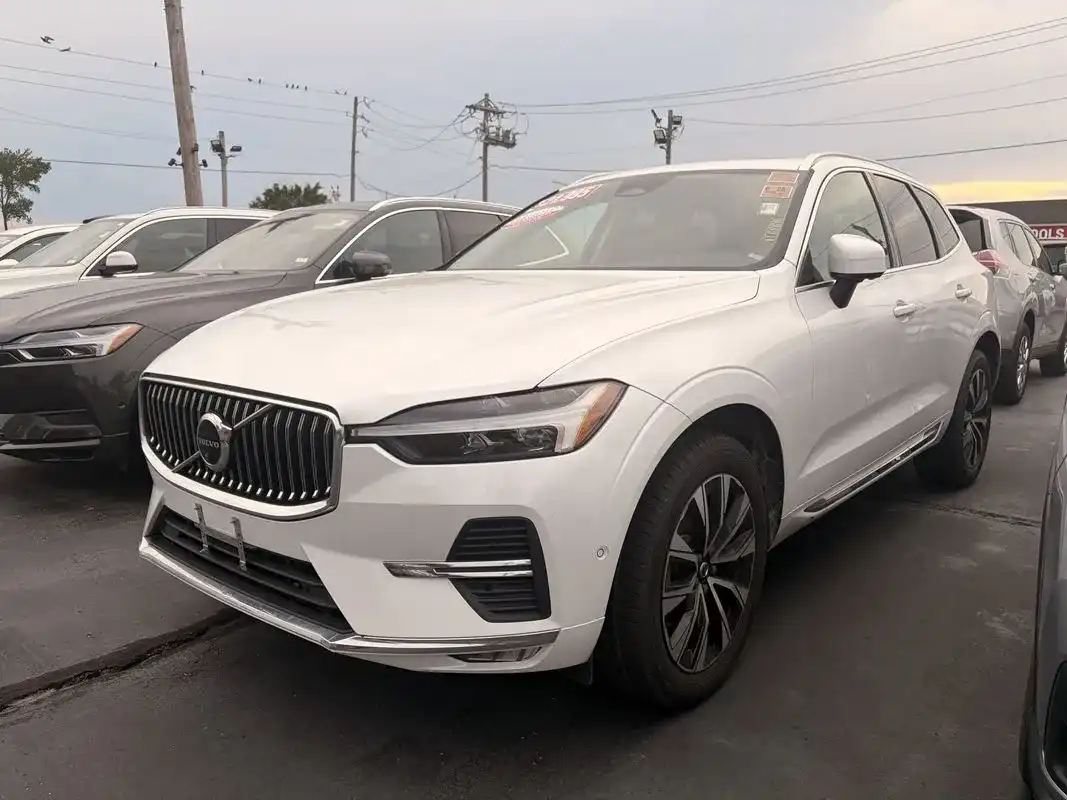 2023 Volvo XC60 B5 Plus Bright Theme AWD's photo