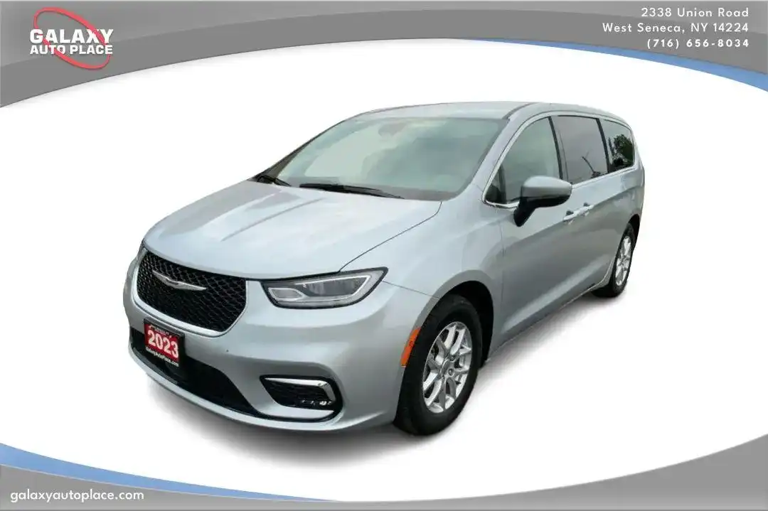 2023 Chrysler Pacifica Touring L's photo