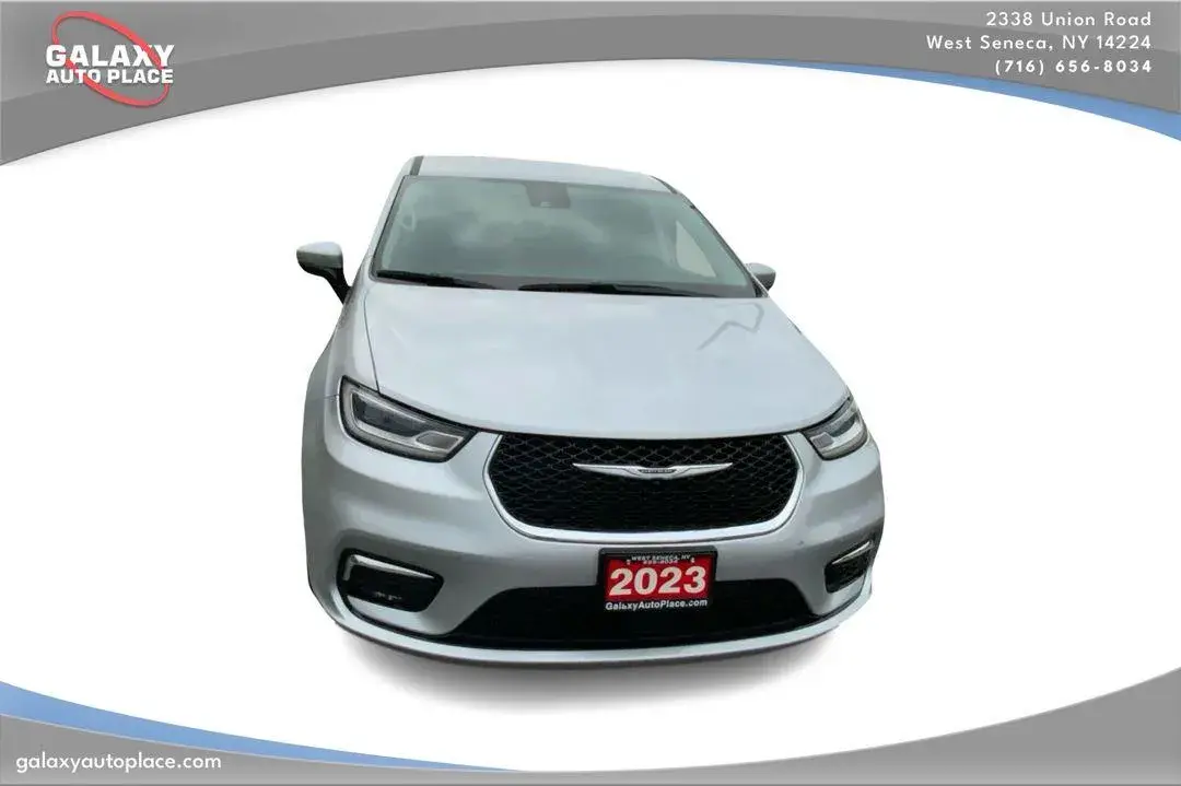 2023 Chrysler Pacifica Touring L photo 3