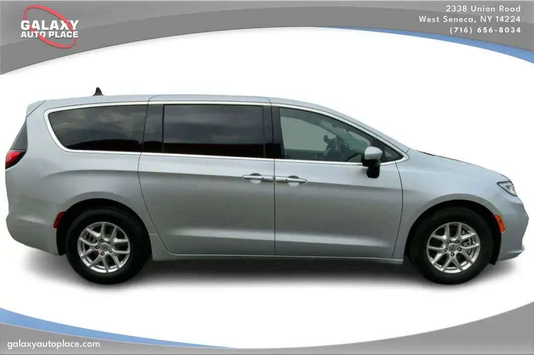 2023 Chrysler Pacifica Touring L photo 4