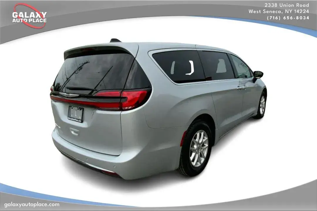 2023 Chrysler Pacifica Touring L photo 5