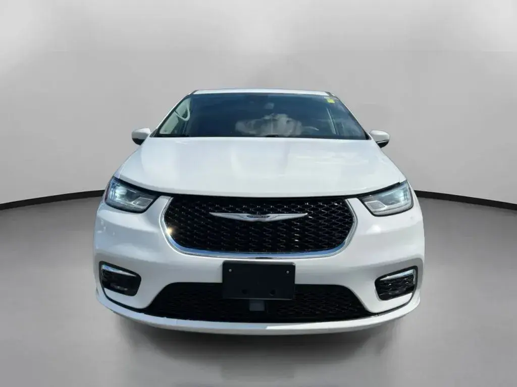 2023 Chrysler Pacifica Touring L photo 3