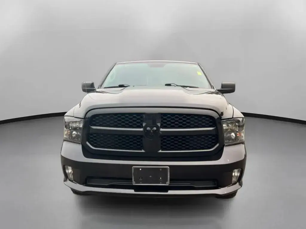 2018 RAM 1500 Express 4x4 Crew Cab 5'7 photo 3