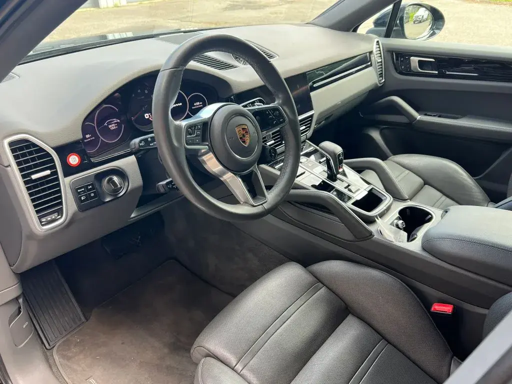 2021 Porsche Cayenne Base photo 3