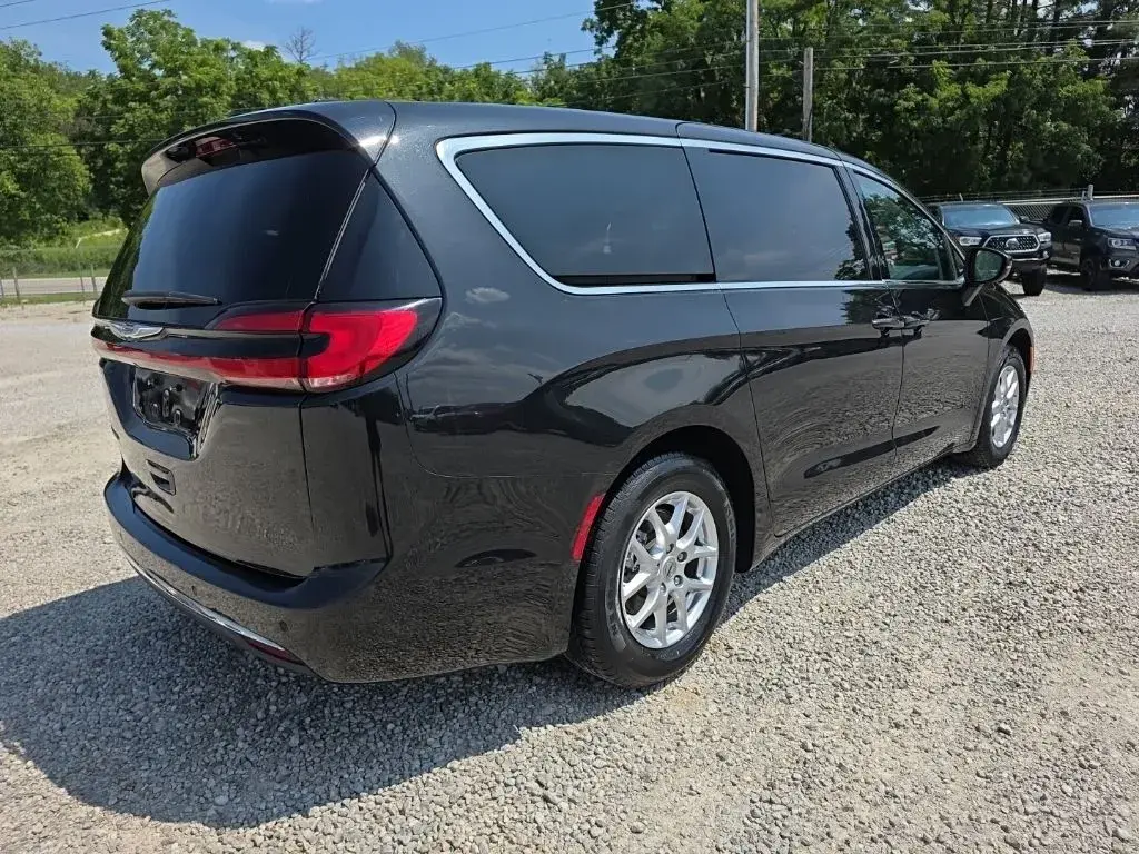 2023 Chrysler Pacifica Touring L photo 5