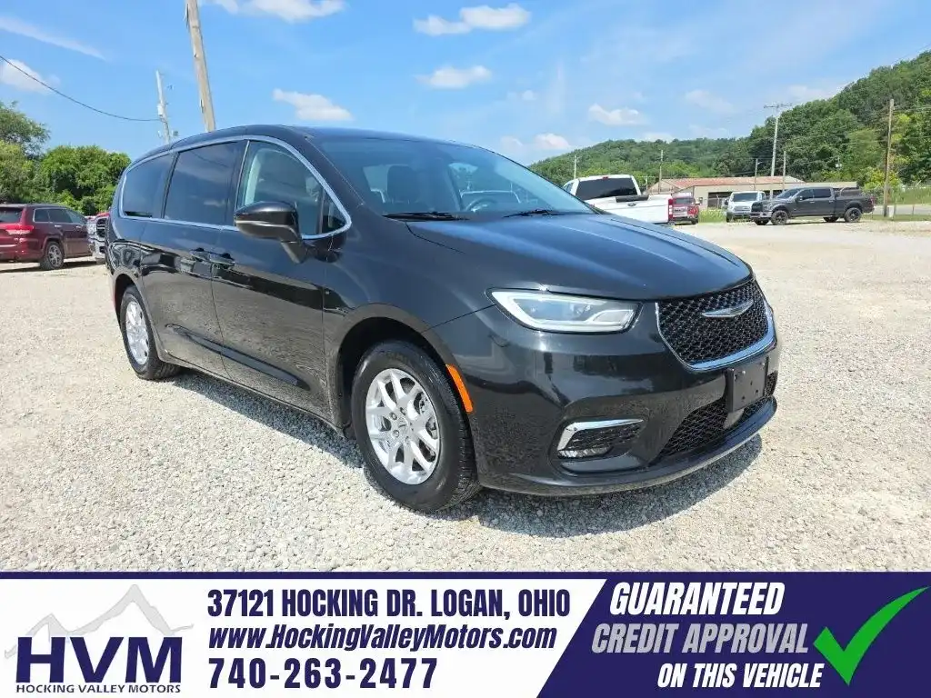 2023 Chrysler Pacifica Touring L's photo