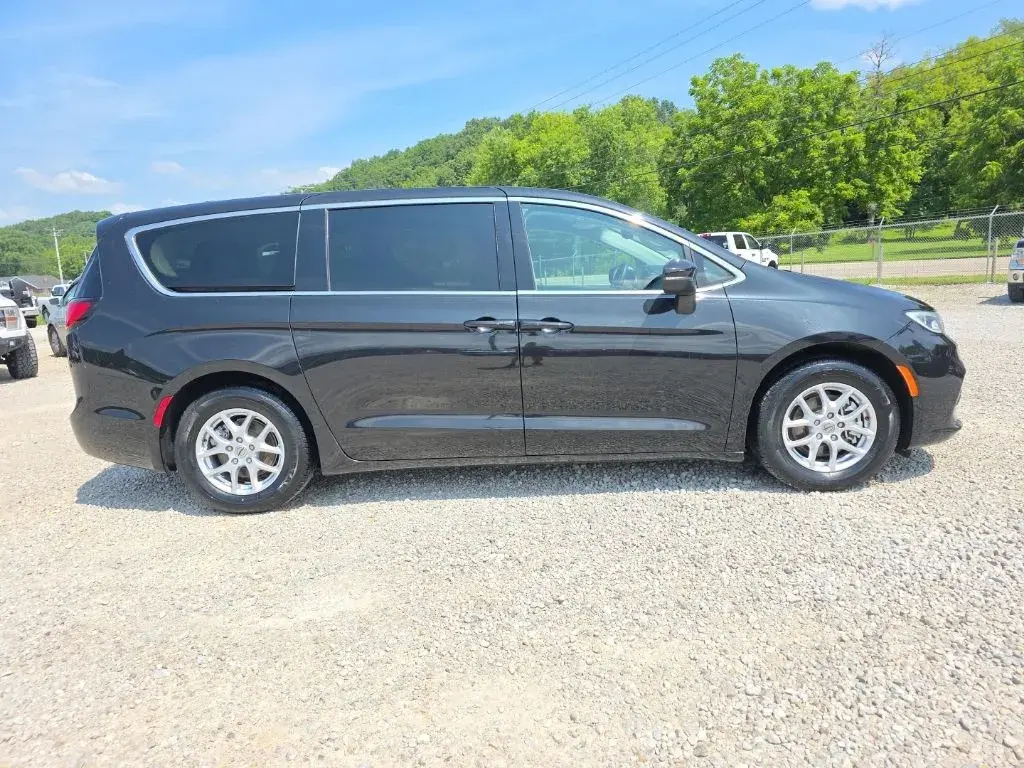 2023 Chrysler Pacifica Touring L photo 4