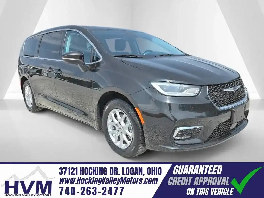 2023 Chrysler Pacifica Touring L's photo