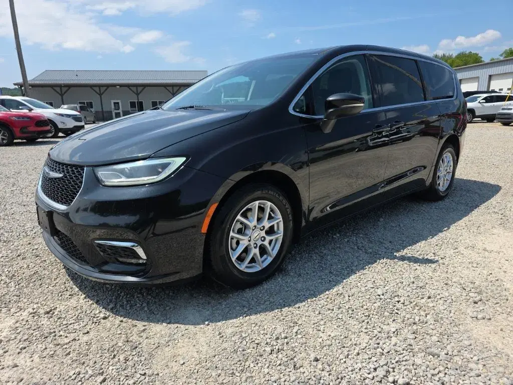 2023 Chrysler Pacifica Touring L photo 3