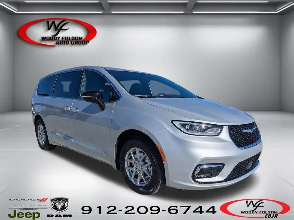2026 Chrysler Pacifica Select's photo