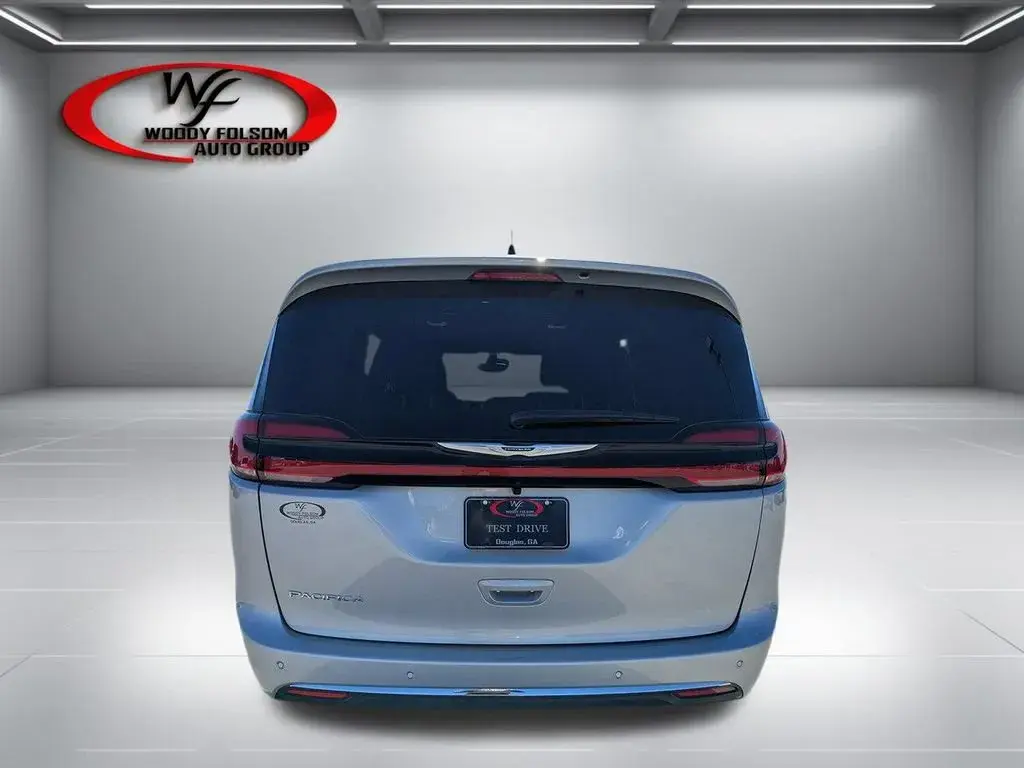 2026 Chrysler Pacifica Select photo 4