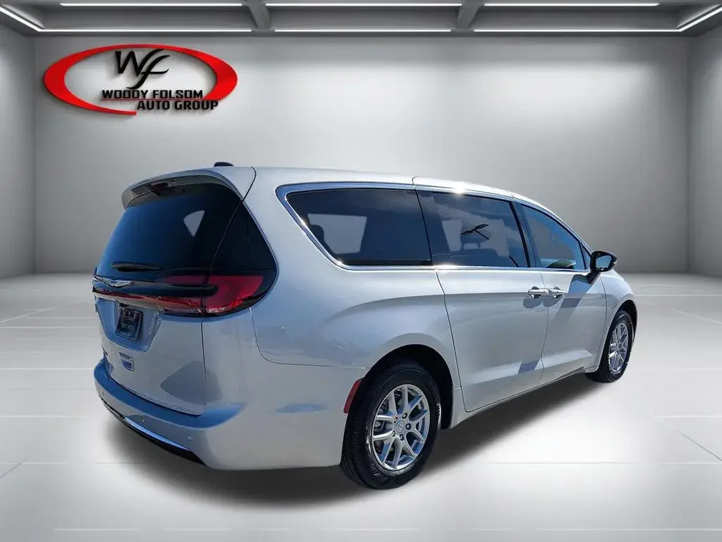 2026 Chrysler Pacifica Select photo 3