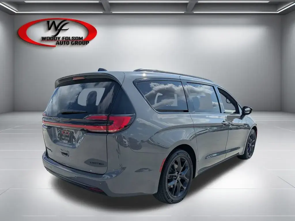 2025 Chrysler Pacifica Limited photo 3