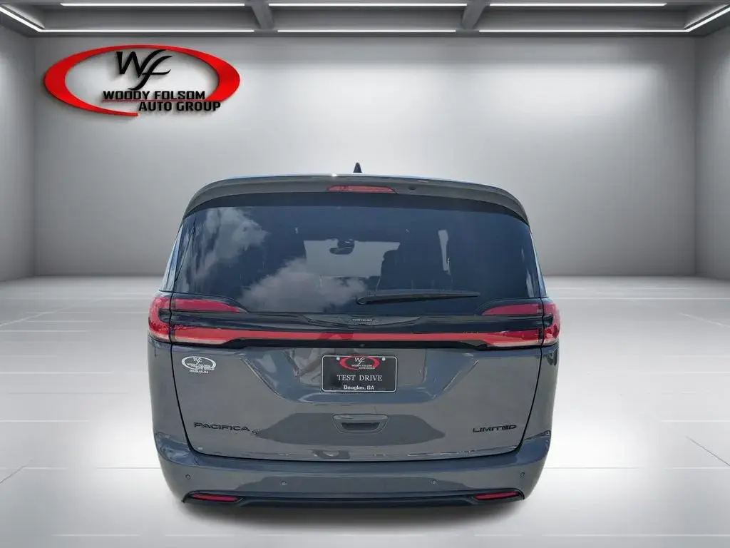 2025 Chrysler Pacifica Limited photo 5
